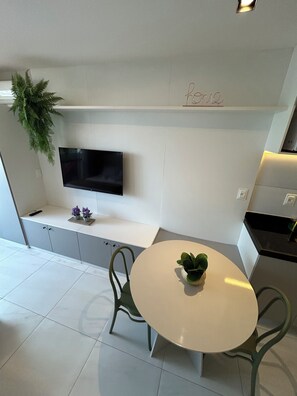Apartamento | Espacio para trabajar con un portátil y cortinas opacas