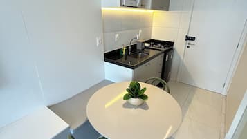 Frigobar, microondas, placa de cocina, licuadora