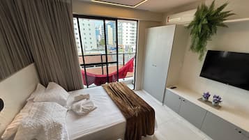 Espacio para trabajar con laptop y cortinas blackout