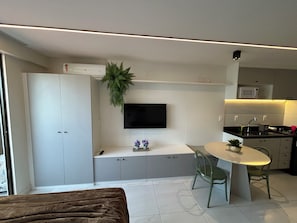 Apartamento | Espacio para trabajar con un portátil y cortinas opacas