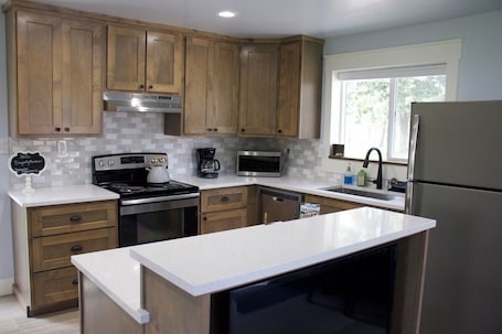 Micro-ondes, four, plaque de cuisson, lave-vaisselle. The Cottage at Dragonfly Meadows Farm with AC and wifi