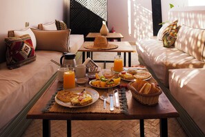 Une table de petit-déjeuner, un canapé et une vue sur un escalier.