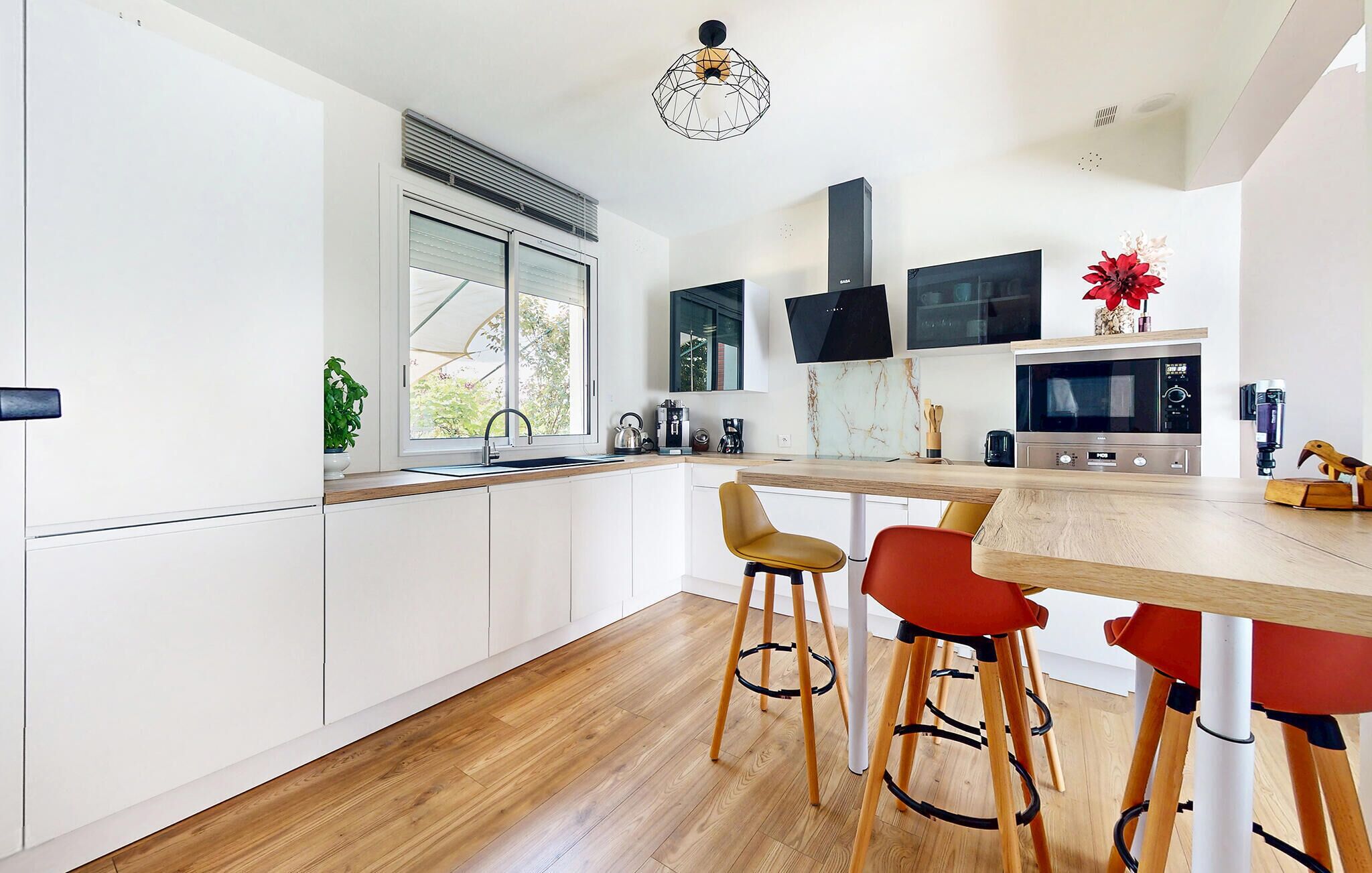 Een koelkast, een oven, een vaatwasser, een koffiezetapparaat/waterkoker