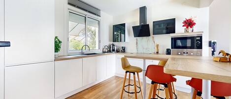 冷蔵庫、オーブン、食器洗い機、コーヒー / ティーメーカー