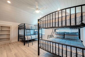 3 chambres, fer et planche à repasser, Wi-Fi, draps fournis