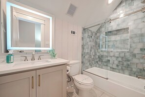 Douche, sèche-cheveux, serviettes fournies, savon