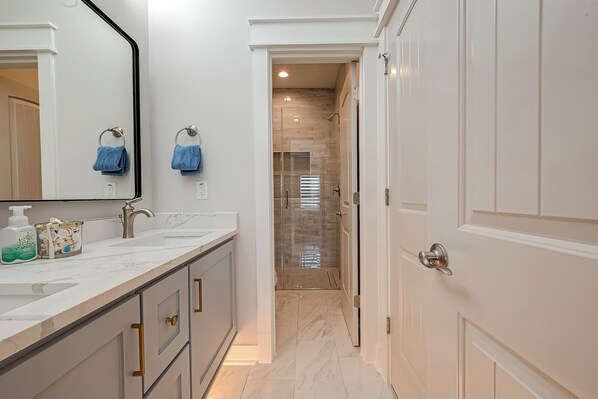 Dusj, hårføner, håndklær og såpe