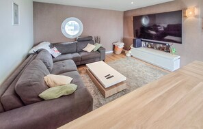 TV, fireplace - Maison avec piscine vue mer (Plouhinec)