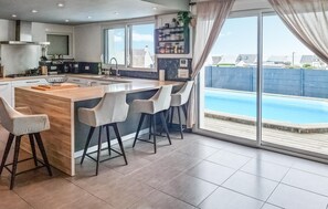 Fridge, stovetop, dishwasher - Maison avec piscine vue mer (Plouhinec)