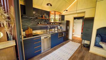 Jääkaappi, mikroaaltouuni, uuni, liesi