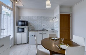 Réfrigérateur, plaque de cuisson, cafetière/bouilloire