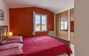 3 bedrooms, iron/ironing board, travel cot