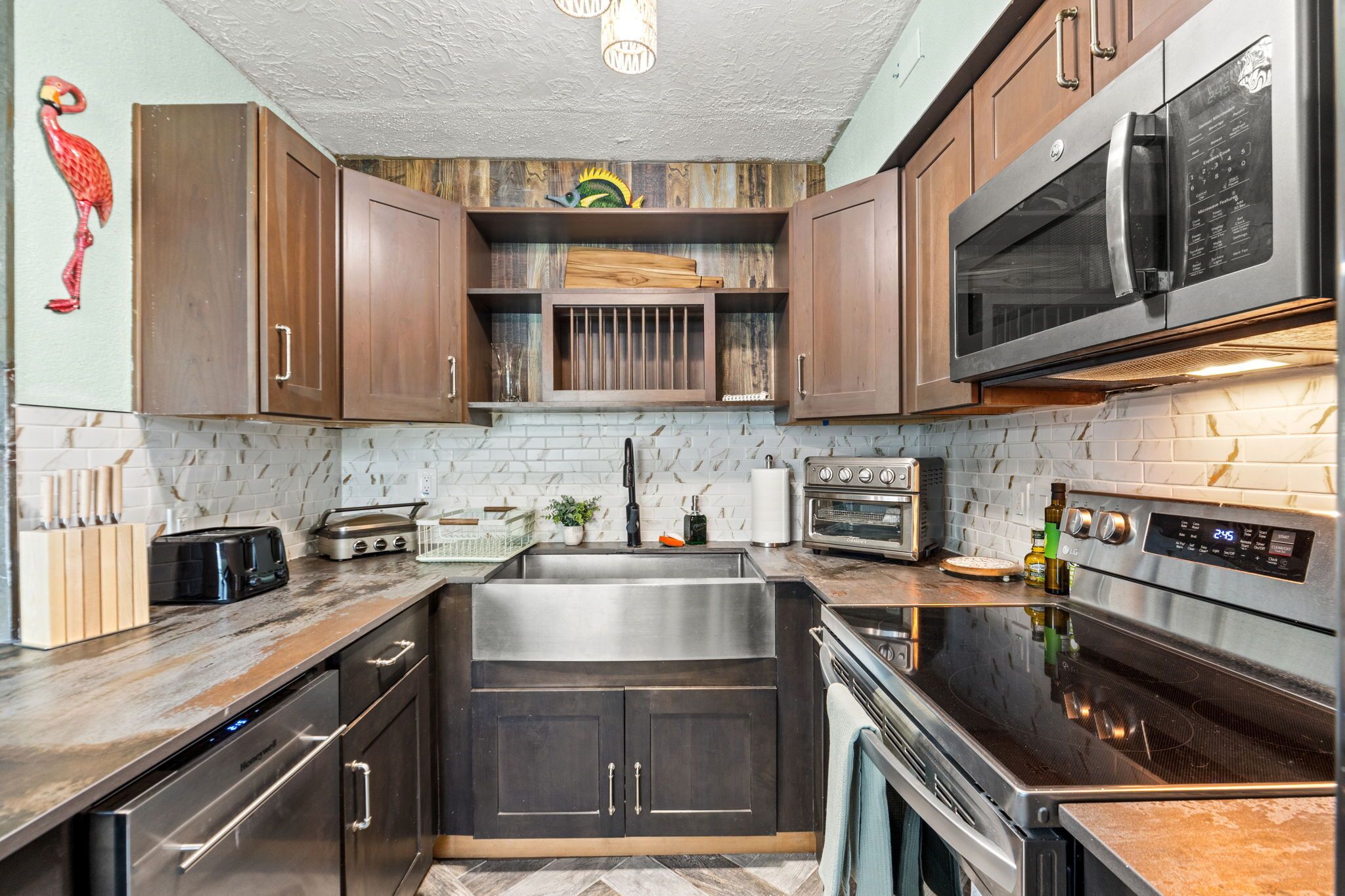 Microondas, horno, parrilla de estufa y lavavajillas 