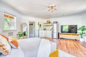 Iron/ironing board, travel cot, WiFi, bed sheets