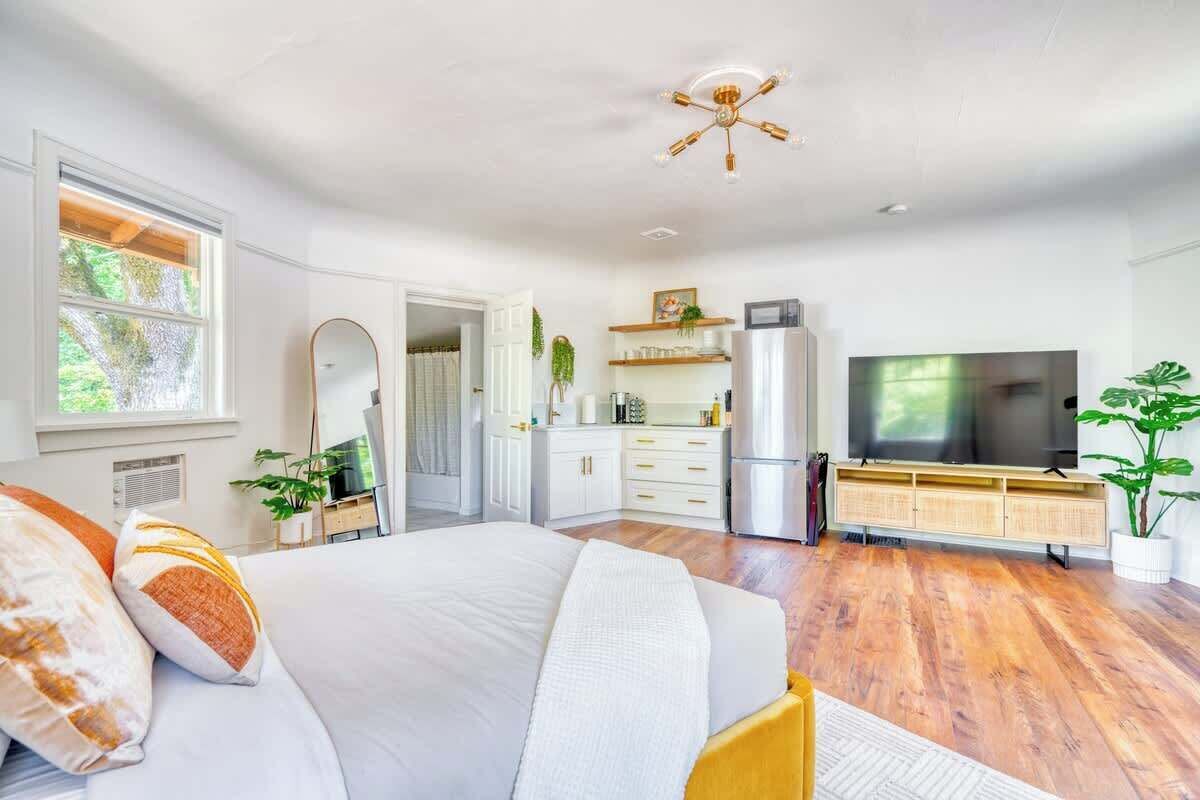 Iron/ironing board, travel crib, WiFi, bed sheets