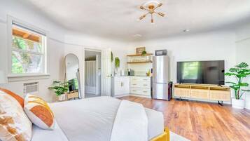 Iron/ironing board, travel crib, WiFi, bed sheets