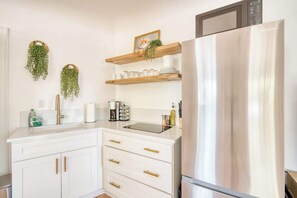 ثلاجة، ميكروويف، موقد طهي مسطح، ماكينة لصنع القهوة/الشاي