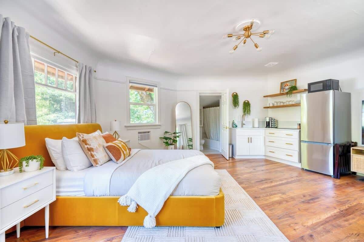 Iron/ironing board, travel crib, WiFi, bed sheets