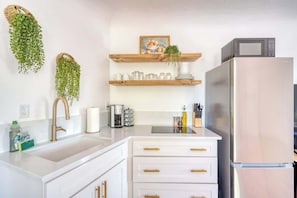 Geladeira, micro-ondas, cooktop, cafeteira/chaleira