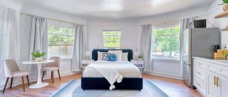 Iron/ironing board, travel cot, WiFi, bed sheets