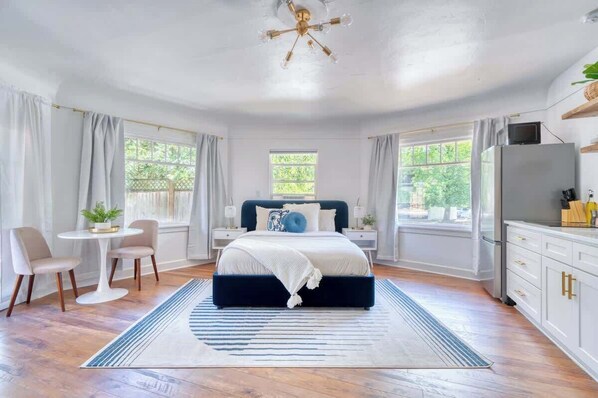 Iron/ironing board, travel crib, WiFi, bed sheets - Serene Forest Studio - Walk to Multnomah Village (Portland)