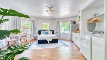 Fer et planche Ă  repasser, lit parapluie, Wi-Fi, draps fournis