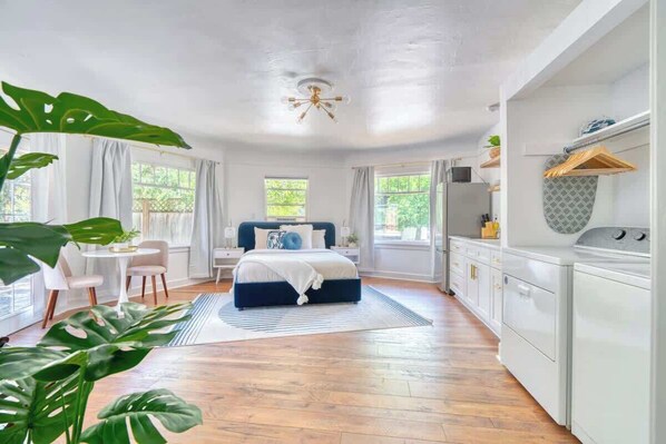 Iron/ironing board, travel crib, WiFi, bed sheets - Serene Forest Studio - Walk to Multnomah Village (Portland)