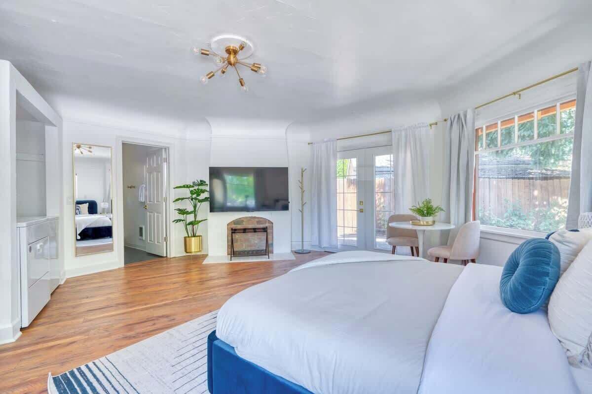 Iron/ironing board, travel crib, WiFi, bed sheets