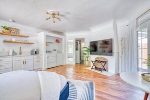 Iron/ironing board, travel cot, WiFi, bed sheets