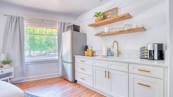 Geladeira, micro-ondas, cooktop, cafeteira/chaleira