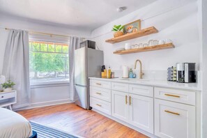 Fridge, microwave, stovetop, coffee/tea maker - Serene Forest Studio - Walk to Multnomah Village (Portland)