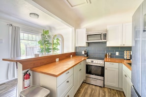Fridge, microwave, oven, stovetop - Forest Studio Retreat - Near Multnomah Village (Portland)