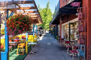 Outdoor dining - Forest Studio Retreat - Near Multnomah Village (Portland)