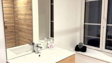 Sèche-cheveux, serviettes fournies, savon, papier toilette