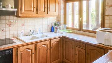 Fridge, oven, stovetop, dishwasher