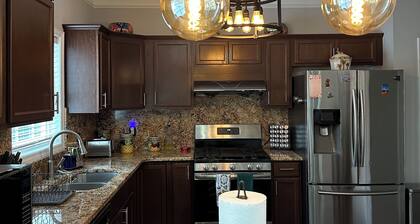 Peaceful Getaway Minutes from PTI Airport