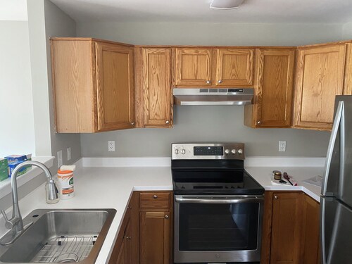  Fully furnished room in sun-drenched condo. 7 minute walk to Wheaton metro.