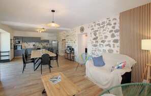 Smart TV, foosball, table tennis, stereo
