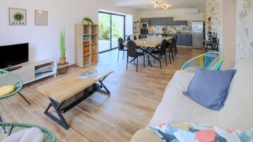 Älytelevisio, pöytäjalkapallopöytä, pöytätennispöytä, stereot