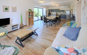 Téléviseur connecté, table de baby-foot, table de ping-pong