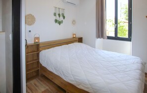 Iron/ironing board, travel cot, free WiFi