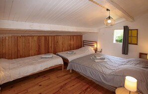 5 bedrooms, iron/ironing board, travel crib, free WiFi - Gorgeous home in Balazuc with private swimming pool, can be inside or outside (Balazuc)