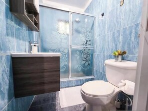 Douche, serviettes fournies, savon, papier toilette
