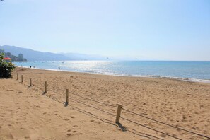 Una spiaggia nelle vicinanze, lettini da mare, teli da spiaggia
