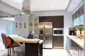 Frigorifero, microonde, forno, piano cottura