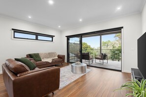 Smart TV, DVD player, books - Entire townhouse with living and views of You Yangs and Bay up stairs. (Geelong)