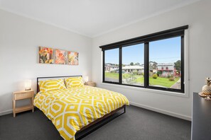 4 bedrooms, iron/ironing board, WiFi, bed sheets - Entire townhouse with living and views of You Yangs and Bay up stairs. (Geelong)