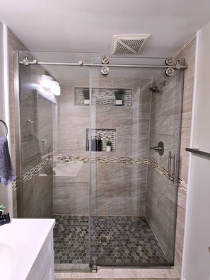 Shower, hair dryer, towels, soap - Hidden Paradise Athens (Athens)