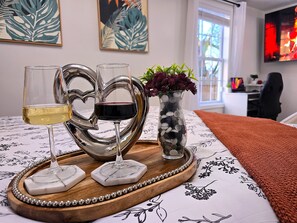 2 slaapkamers, een strijkplank/strijkijzer, gratis wifi, beddengoed