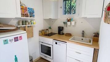 Réfrigérateur, batterie de cuisine, vaisselle et ustensiles